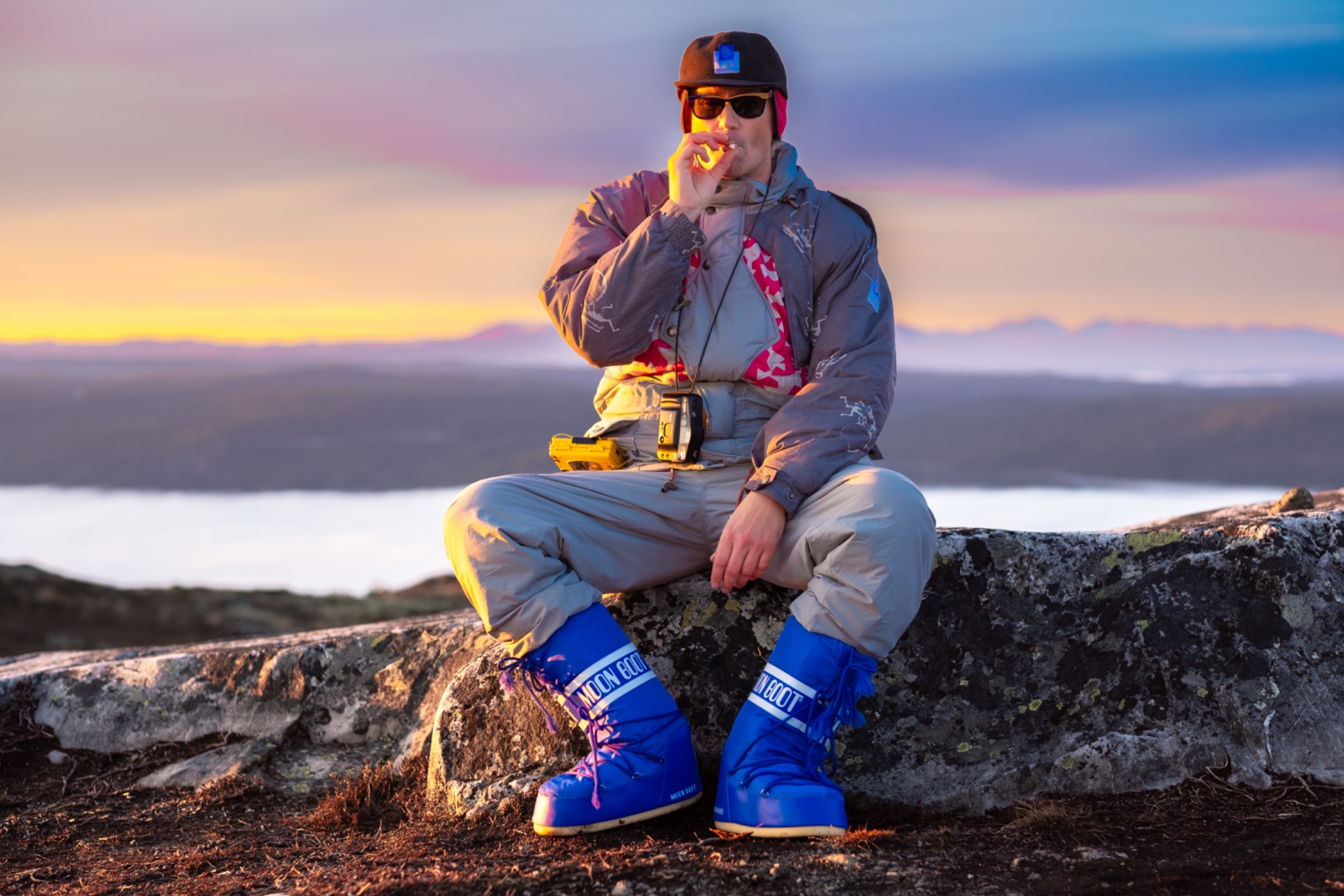 Knekten på en fjelltopp i solnedgang
